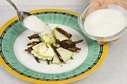 Приготовление блюда по рецепту - Салат из фиников с орехами. Шаг 9